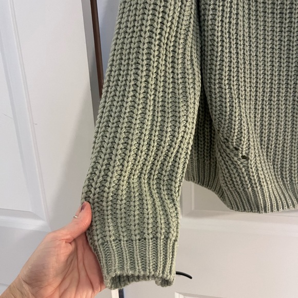 🥳NWT: Green Turtle Neck Sweater - Picture 3 of 5